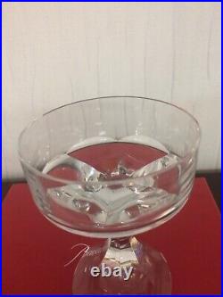 16 coupes à champagne modèle Narcisse en cristal de Baccarat (prix à la pièce) 16 coupes à champagne modèle Narcisse en cristal de Baccarat (prix à la pièce)