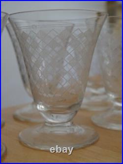 7 ANCIENS VERRES A LIQUEUR ART DECO EN CRISTAL STYLE BACCARAT ht 6,2 cm 7 ANCIENS VERRES A LIQUEUR ART DECO EN CRISTAL STYLE BACCARAT ht 6,2 cm
