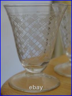 7 ANCIENS VERRES A LIQUEUR ART DECO EN CRISTAL STYLE BACCARAT ht 6,2 cm 7 ANCIENS VERRES A LIQUEUR ART DECO EN CRISTAL STYLE BACCARAT ht 6,2 cm