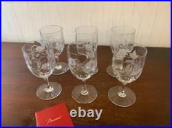 7 verres à vin Montaigne décor gravé en cristal de Baccarat (prix à la pièce) 7 verres à vin Montaigne décor gravé en cristal de Baccarat (prix à la pièce)
