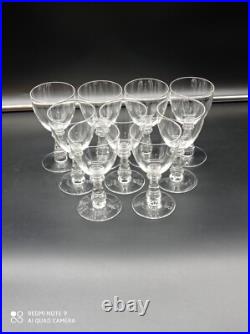 9 verres à vin blanc en cristal de BACCARAT, forme gondole jambe prisme, 12 cm