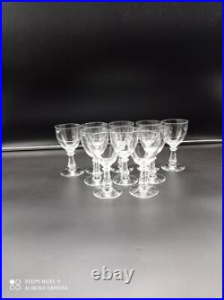9 verres à vin blanc en cristal de BACCARAT, forme gondole jambe prisme, 12 cm
