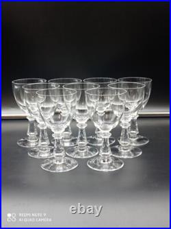 9 verres à vin blanc en cristal de BACCARAT, forme gondole jambe prisme, 12 cm