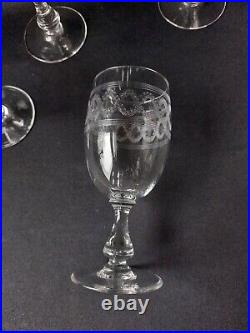 Ancien Service de 8 verres a vin blanc en cristal gravé St Louis Baccarat