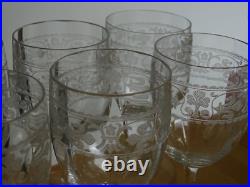BACCARAT 8 ANCIENS VERRES A VIN CRISTAL GRAVURE FLEURS DE LYS CHABLIS ht 11,5 cm