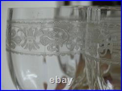 BACCARAT 8 ANCIENS VERRES A VIN CRISTAL GRAVURE FLEURS DE LYS CHABLIS ht 11,5 cm
