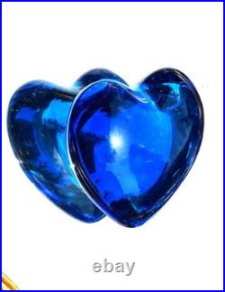 BACCARAT. Cour sujet presse-papiers, en cristal teinté Bleu-marin amour