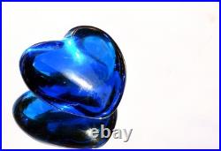 BACCARAT. Cour sujet presse-papiers, en cristal teinté Bleu-marin amour