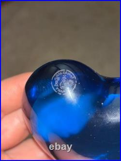 BACCARAT. Cour sujet presse-papiers, en cristal teinté Bleu-marin amour