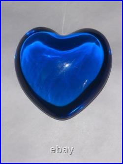 BACCARAT. Cour sujet presse-papiers, en cristal teinté Bleu-marin amour