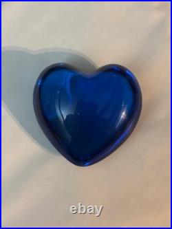 BACCARAT. Cour sujet presse-papiers, en cristal teinté Bleu-marin amour
