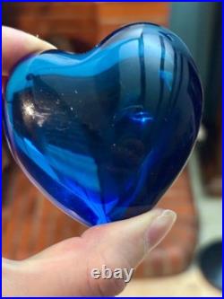 BACCARAT. Cour sujet presse-papiers, en cristal teinté Bleu-marin amour