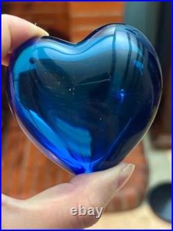 BACCARAT. Cour sujet presse-papiers, en cristal teinté Bleu-marin amour