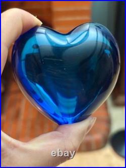 BACCARAT. Cour sujet presse-papiers, en cristal teinté Bleu-marin amour