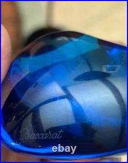 BACCARAT. Cour sujet presse-papiers, en cristal teinté Bleu-marin amour
