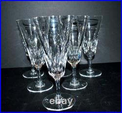 BACCARAT Lot 6 flûtes à champagne en cristal taillé Modèle Carcassonne 1960 BACCARAT Lot 6 flûtes à champagne en cristal taillé Modèle Carcassonne 1960