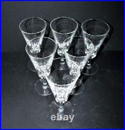 BACCARAT Lot 6 flûtes à champagne en cristal taillé Modèle Carcassonne 1960 BACCARAT Lot 6 flûtes à champagne en cristal taillé Modèle Carcassonne 1960