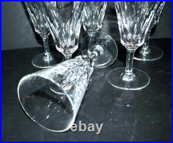 BACCARAT Lot 6 flûtes à champagne en cristal taillé Modèle Carcassonne 1960 BACCARAT Lot 6 flûtes à champagne en cristal taillé Modèle Carcassonne 1960