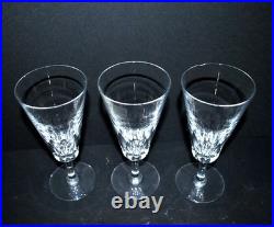 BACCARAT Lot 6 flûtes à champagne en cristal taillé Modèle Carcassonne 1960 BACCARAT Lot 6 flûtes à champagne en cristal taillé Modèle Carcassonne 1960