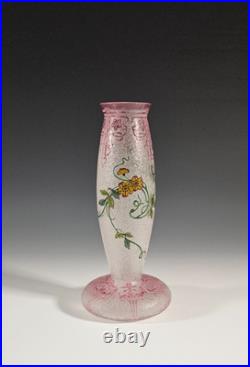 BACCARAT Vase Art Nouveau cristal givré, dégagé à l'acide, émaillé Clématites