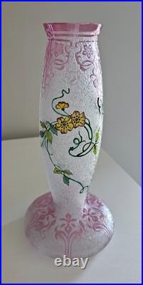 BACCARAT Vase Art Nouveau cristal givré, dégagé à l'acide, émaillé Clématites