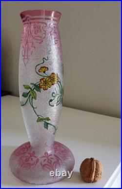 BACCARAT Vase Art Nouveau cristal givré, dégagé à l'acide, émaillé Clématites