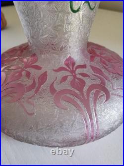 BACCARAT Vase Art Nouveau cristal givré, dégagé à l'acide, émaillé Clématites