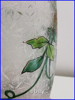 BACCARAT Vase Art Nouveau cristal givré, dégagé à l'acide, émaillé Clématites