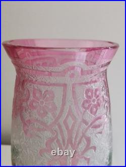 BACCARAT Vase Art Nouveau cristal givré, dégagé à l'acide, émaillé Clématites