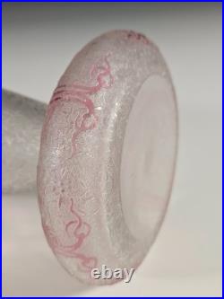 BACCARAT Vase Art Nouveau cristal givré, dégagé à l'acide, émaillé Clématites