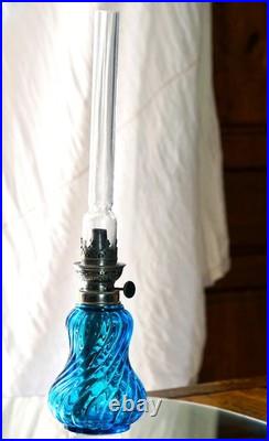 BACCARAT rare Lampe à pétrole, complète, en cristal bleu modèle Bambou
