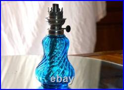 BACCARAT rare Lampe à pétrole, complète, en cristal bleu modèle Bambou