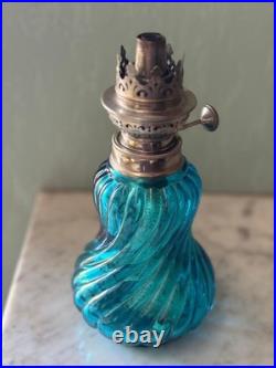 BACCARAT rare Lampe à pétrole, complète, en cristal bleu modèle Bambou