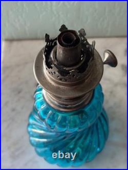 BACCARAT rare Lampe à pétrole, complète, en cristal bleu modèle Bambou