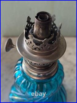 BACCARAT rare Lampe à pétrole, complète, en cristal bleu modèle Bambou