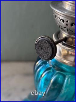 BACCARAT rare Lampe à pétrole, complète, en cristal bleu modèle Bambou