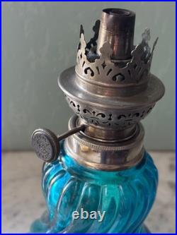 BACCARAT rare Lampe à pétrole, complète, en cristal bleu modèle Bambou