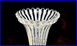 Baccarat. Grand vase cornet en cristal, à décor de côtes alternées (37cm)