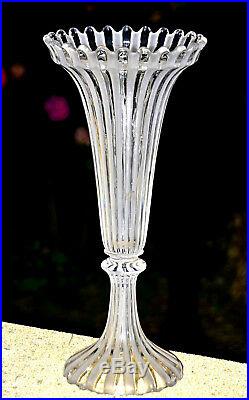 Baccarat. Grand vase cornet en cristal, à décor de côtes alternées (37cm)
