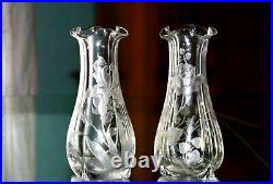 Baccarat. Paire de vases en cristal, à décor gravé à l'acide (rose, iris), 1900