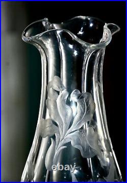 Baccarat. Paire de vases en cristal, à décor gravé à l'acide (rose, iris), 1900