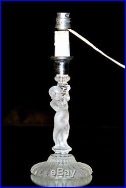 Baccarat. Pied de lampe à décor de putti, en cristal clair et satiné. XIX° s