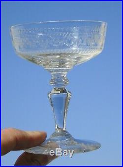 Baccarat Service de 6 coupes à champagne en cristal gravé. Circa 1900