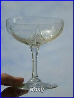 Baccarat Service de 6 coupes à champagne en cristal taillé. Circa 1900