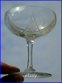 Baccarat Service de 6 coupes à champagne en cristal taillé. Circa 1900