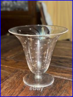 Baccarat. Vase cornet évasé en cristal, à décor gravé d'étoiles Étoiles