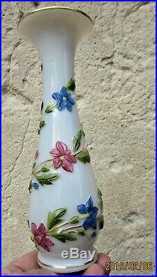Baccarat XIXèmeVase opaline de cristal soufflé/moulé décor de fleurs en relief