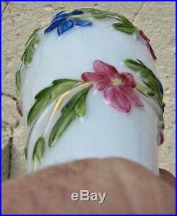 Baccarat XIXèmeVase opaline de cristal soufflé/moulé décor de fleurs en relief