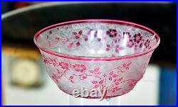 Baccarat modèle Églantier. Coupe à éponges, en cristal dégagé à l'acide Baccarat modèle Églantier. Coupe à éponges, en cristal dégagé à l'acide