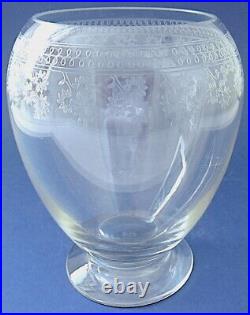 Baccarat vase globulaire en cristal incolore taillé. H. = 14 cm